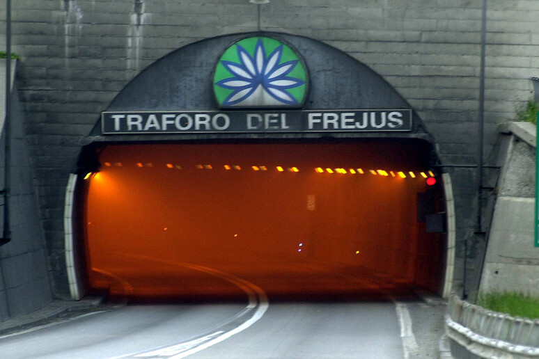 - RIPRODUZIONE RISERVATA