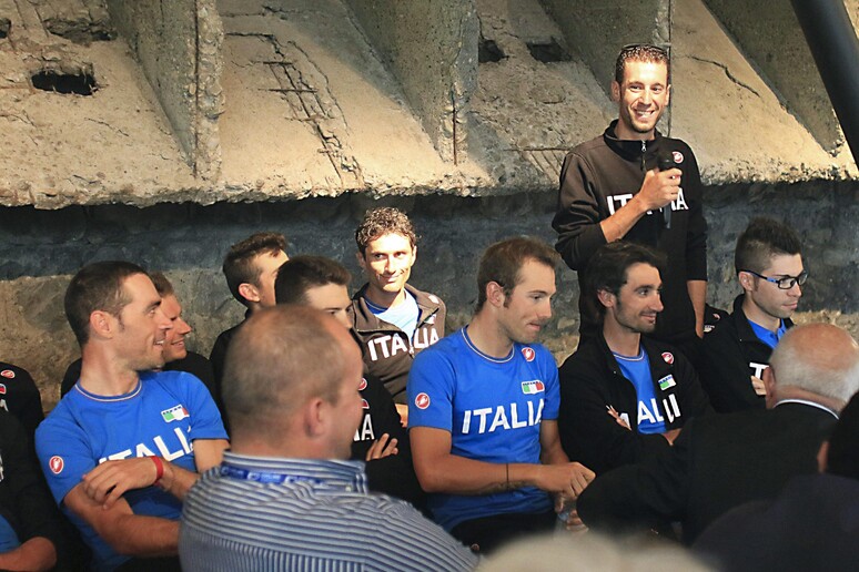 Vincenzo Nibali (d) parla durante una conferenza stampa nel giorno di riposo dei Mondiali di ciclismo a Ponferrada, in Spagna © ANSA/EPA