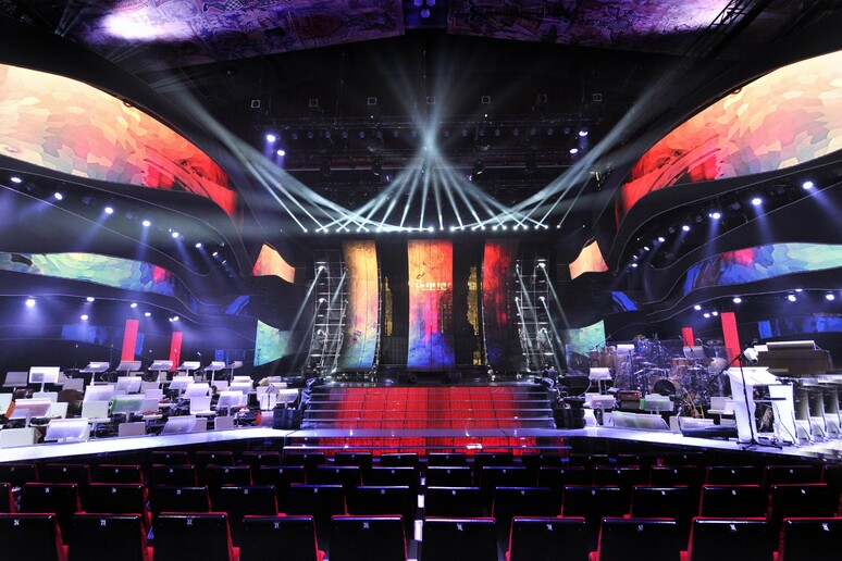 La tecno scenografia con scala invisibile del Festival di Sanremo 2015 - RIPRODUZIONE RISERVATA