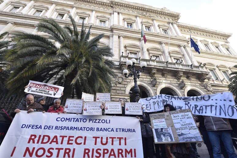 Una foto d 'archivio della protesta dei risparmiatori davanti a Bankitalia - RIPRODUZIONE RISERVATA