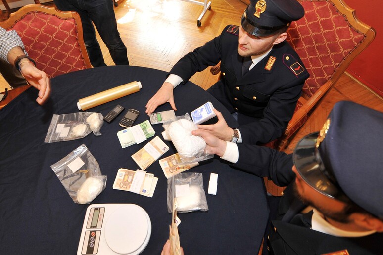 Droga sequestrata dalla polizia, foto archivio - RIPRODUZIONE RISERVATA