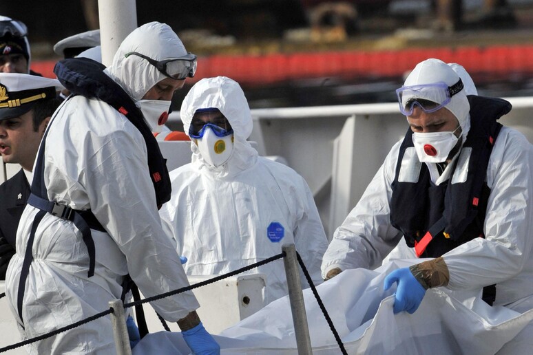 Le operazioni di sbarco delle salme a Malta © ANSA/AP