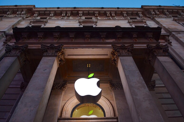 Apple Store - RIPRODUZIONE RISERVATA