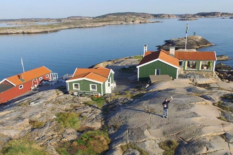 Nell 'immagine la casa di famiglia di Ingrid Bergman, in Svezia, da cui ha inviato la foto di saluto all 'Italia il figlio Roberto Rossellini jr. - RIPRODUZIONE RISERVATA