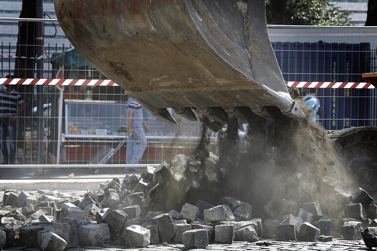 - RIPRODUZIONE RISERVATA