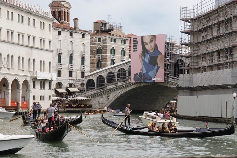 - RIPRODUZIONE RISERVATA