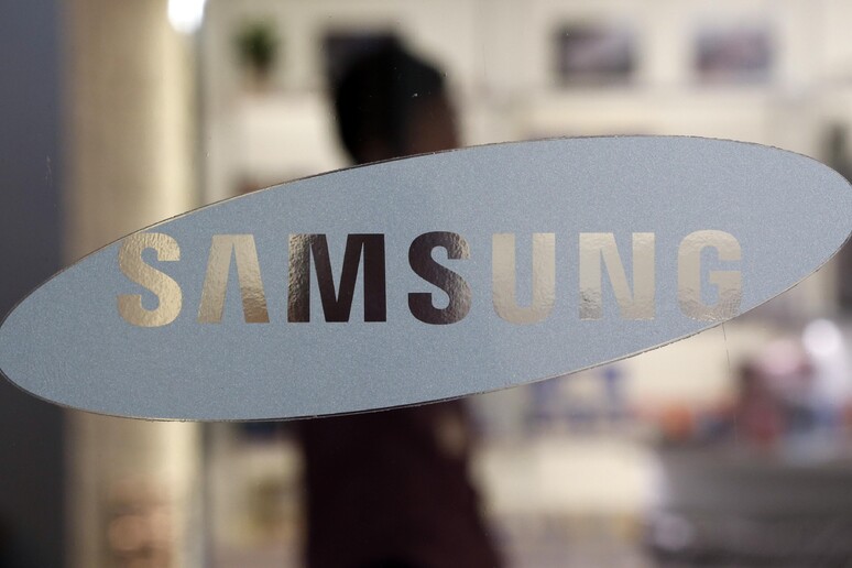 Samsung brevetta lenti a contatto smart, con fotocamera © ANSA/AP