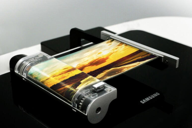 Samsung, display flessibile - RIPRODUZIONE RISERVATA