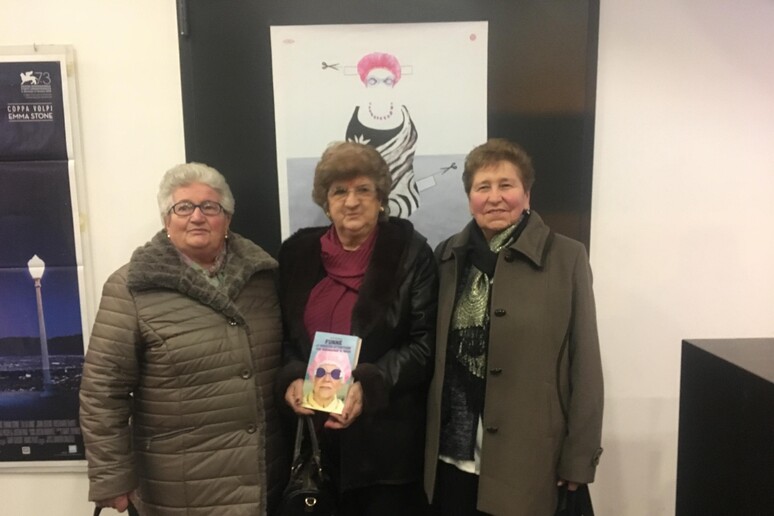 La regista Katia Bernardi e le protagoniste del film documentario  'Funne ' - RIPRODUZIONE RISERVATA