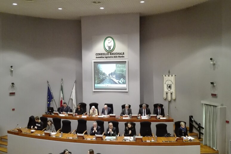 - RIPRODUZIONE RISERVATA