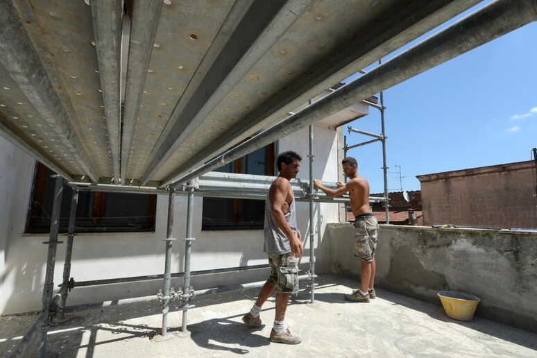 Immagine d 'archivio di un cantiere. - RIPRODUZIONE RISERVATA