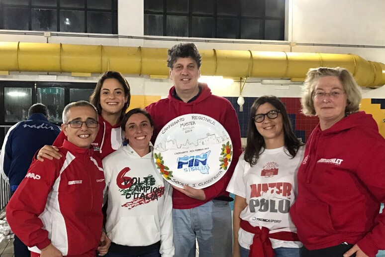 Il presidente e lo staff della Waterpolo Collage - RIPRODUZIONE RISERVATA