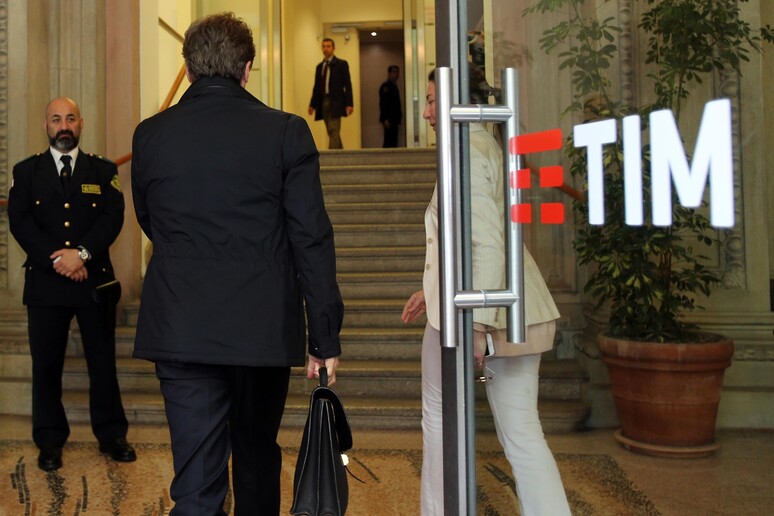 L 'ad Flavio Cattaneo nella sede di Telecom a Milano, archivio - RIPRODUZIONE RISERVATA