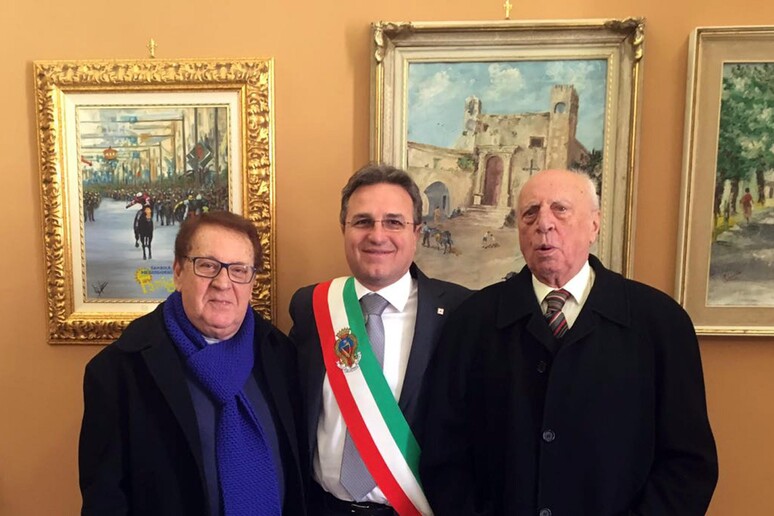 Filippo Leonte e Natalino Bonini insieme al sindaco di Sambuca Leo Ciaccio - RIPRODUZIONE RISERVATA