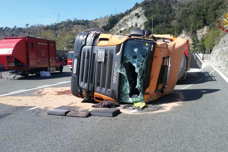 Tir si ribalta su A10: trasportava sostanza tossica - RIPRODUZIONE RISERVATA