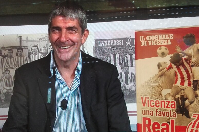 Paolo Rossi e la copertina del dvd - RIPRODUZIONE RISERVATA