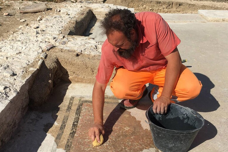 - RIPRODUZIONE RISERVATA