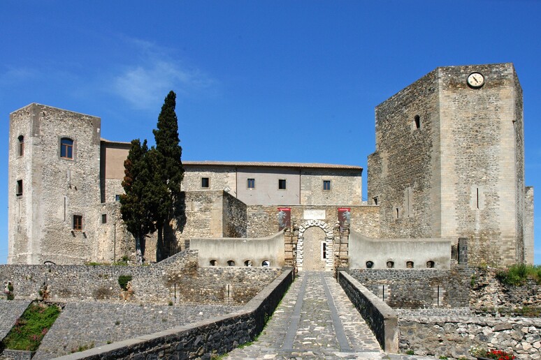 - RIPRODUZIONE RISERVATA