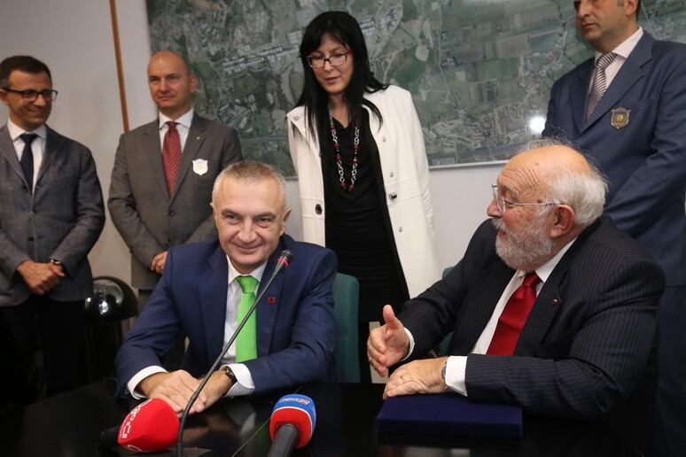 - RIPRODUZIONE RISERVATA