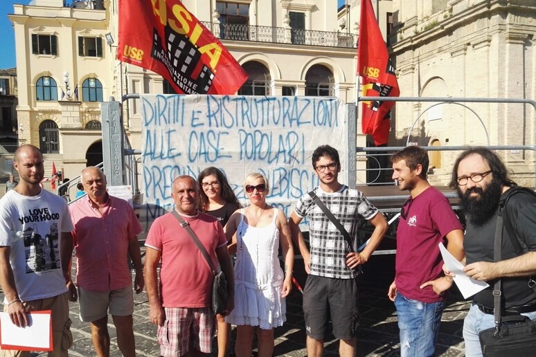 - RIPRODUZIONE RISERVATA