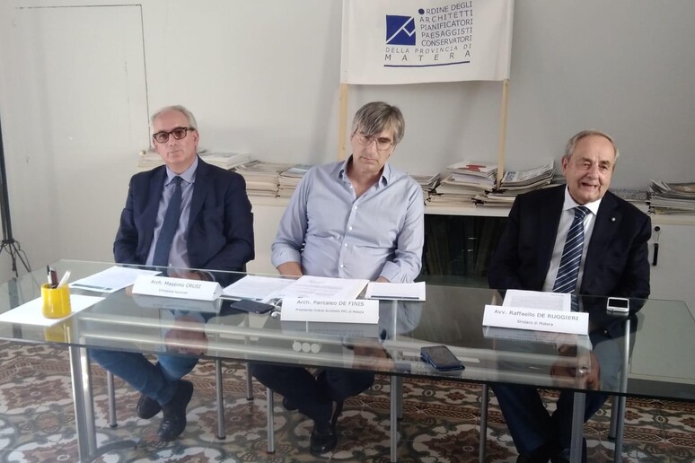 - RIPRODUZIONE RISERVATA