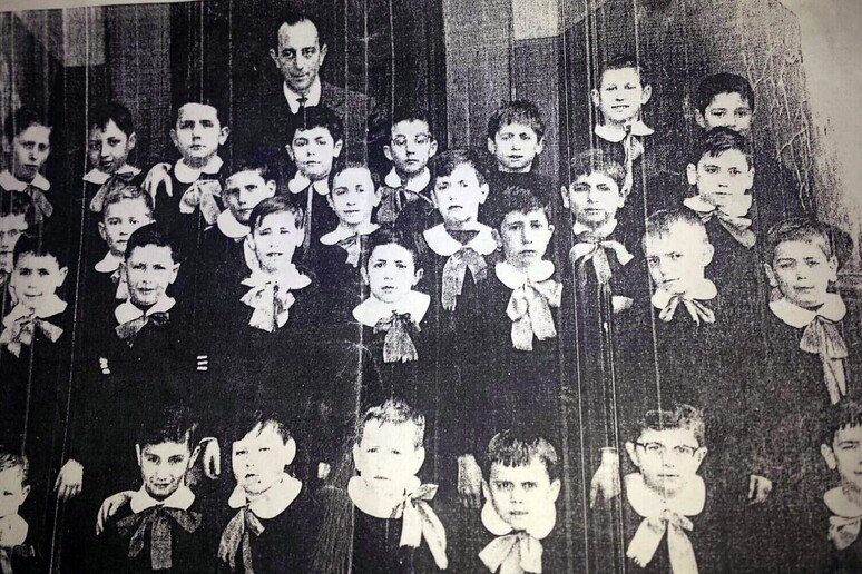 Il maestro Viola poggia la mano sulle spalle dell 'alunno Sergio Marchionne, Chieti, 1961 - RIPRODUZIONE RISERVATA
