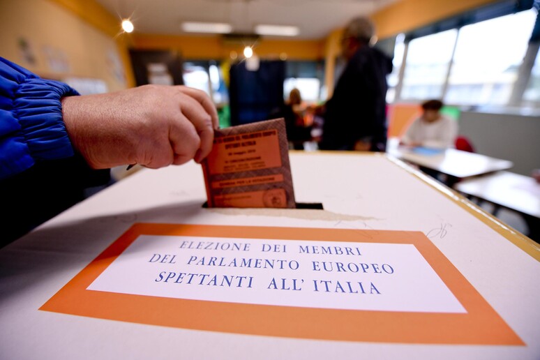 Europee: aperti i seggi - RIPRODUZIONE RISERVATA