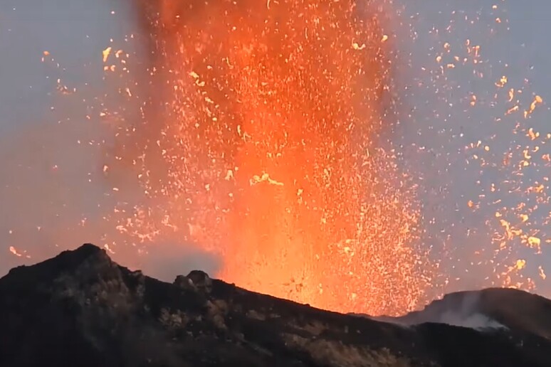 Il vulcano Stromboli in attività (fonte: INGV), foto d 'archivio - RIPRODUZIONE RISERVATA