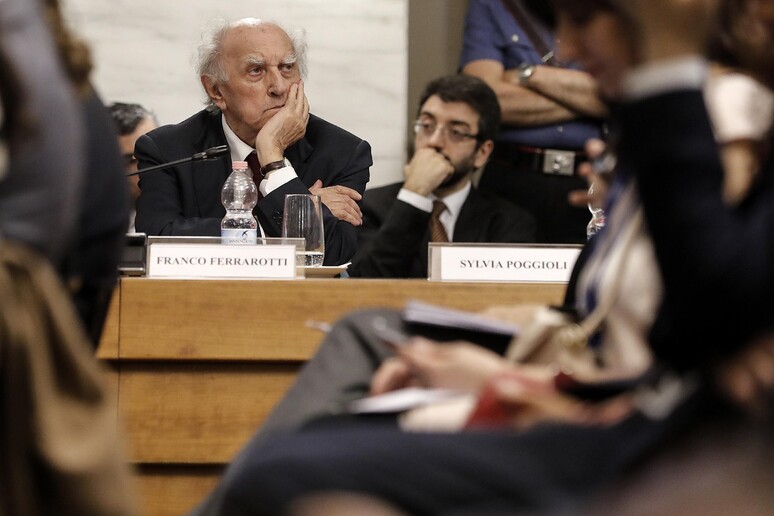 - RIPRODUZIONE RISERVATA