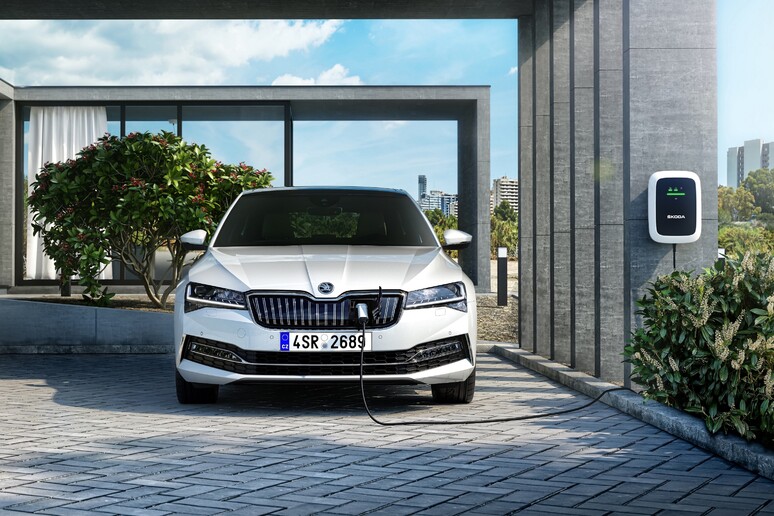 Skoda, con Superb iV s 'inaugura  'era ' ibrido plug in - RIPRODUZIONE RISERVATA