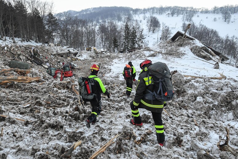 Vigili del Fuoco intorno alle macerie dell 'Hotel Rigopiano - RIPRODUZIONE RISERVATA