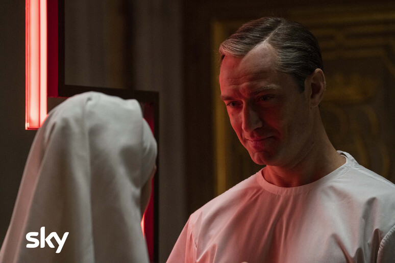 The New Pope, il risveglio di Lenny Belardo (Jude Law) - RIPRODUZIONE RISERVATA