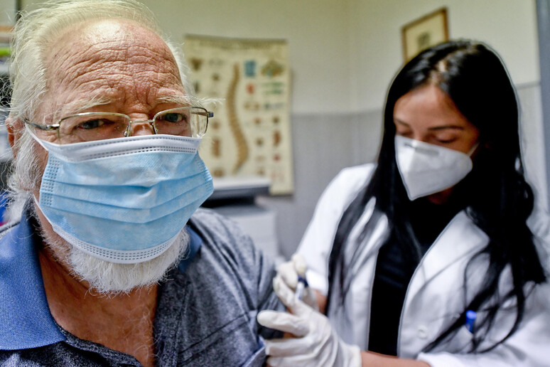 Vaccinazione anziani - RIPRODUZIONE RISERVATA