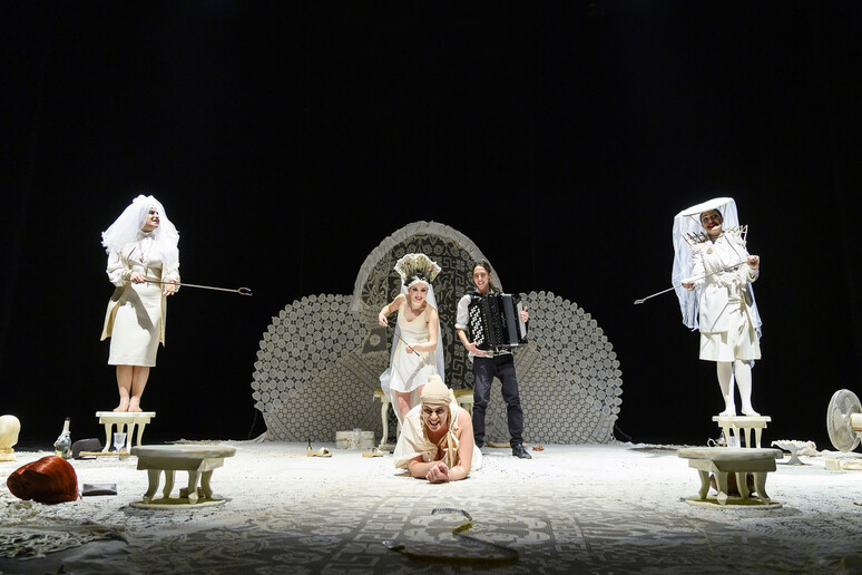 Le Allegre Comari di Windsor al Teatro Libero - RIPRODUZIONE RISERVATA