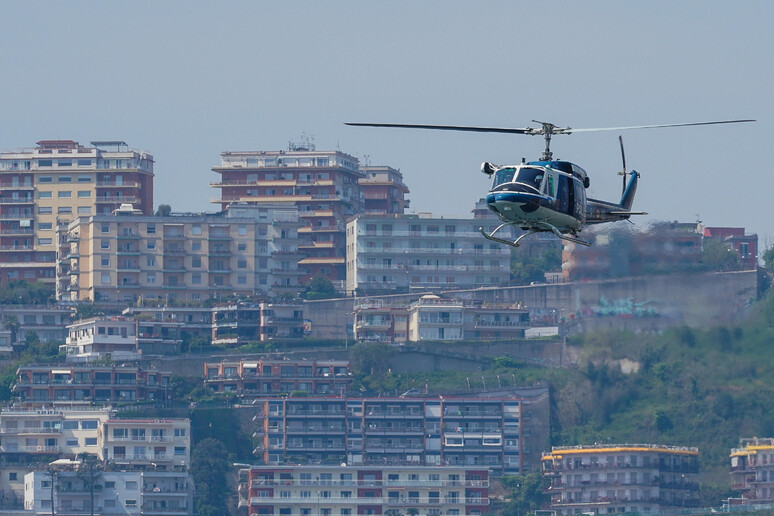 Controlli per le strade semi deserte di Napoli nel giorno di Pasquetta, 13 aprile 2020. ANSA/CESARE ABBATE - RIPRODUZIONE RISERVATA