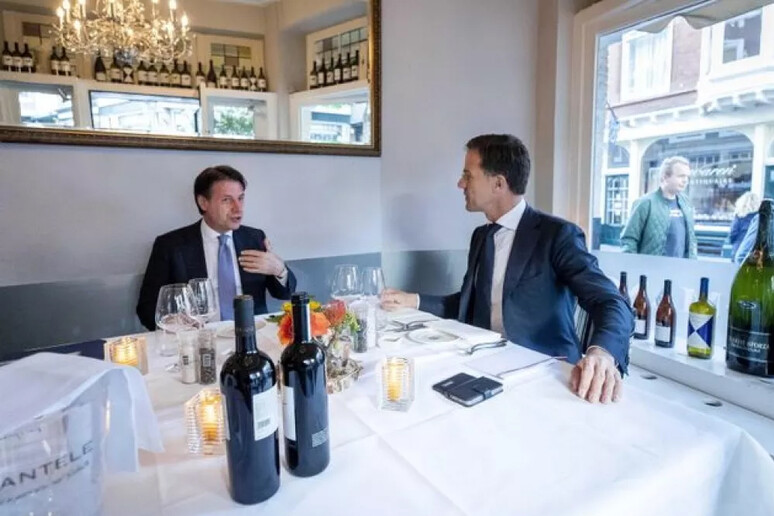 Il Premier Giuseppe Conte con il primo ministro olandese Mark Rutte (fonte: Coldiretti) - RIPRODUZIONE RISERVATA