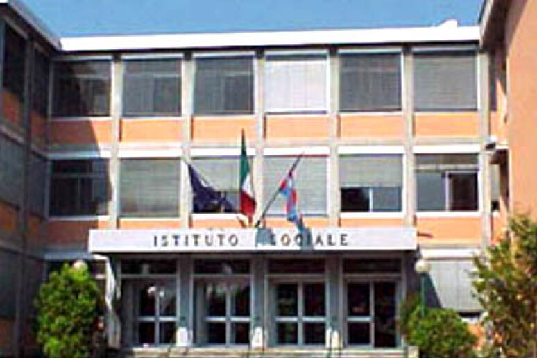 - RIPRODUZIONE RISERVATA
