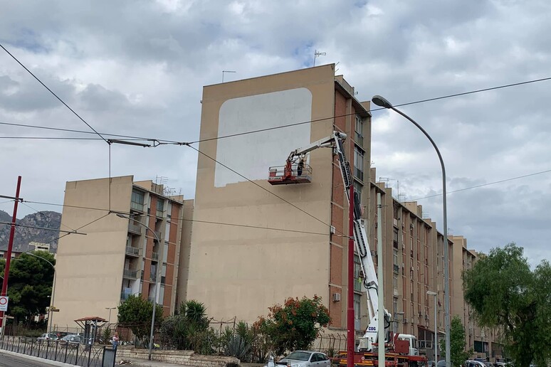 Un murales contro violenza sui bambini allo Sperone - RIPRODUZIONE RISERVATA