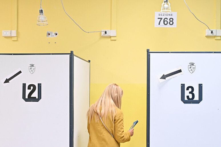 Cabine elettorali in un seggio (Foto Ansa) - RIPRODUZIONE RISERVATA