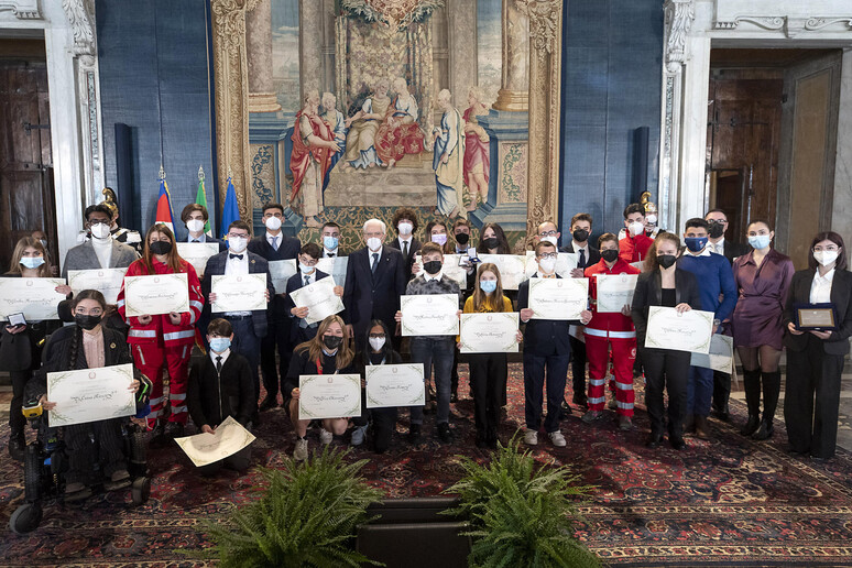 Mattarella consegna attestati di  'Alfiere della Repubblica ' - RIPRODUZIONE RISERVATA