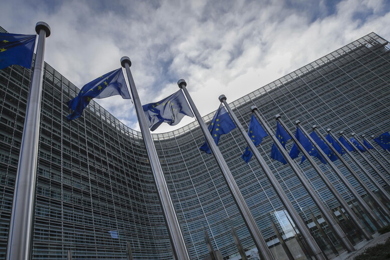 La Commissione Ue: "No a barriere ingiustificate, collaboriamo con gli Usa" © ANSA/EPA