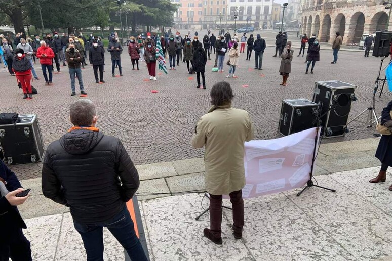 - RIPRODUZIONE RISERVATA