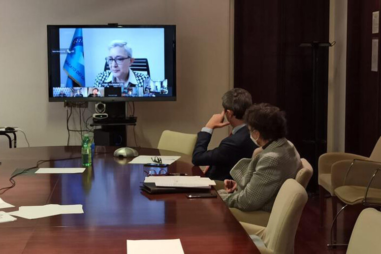 Un momento dell 'incontro tra il ministro del Lavoro Andra Orlando e le parti sociali - RIPRODUZIONE RISERVATA