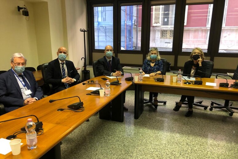 - RIPRODUZIONE RISERVATA