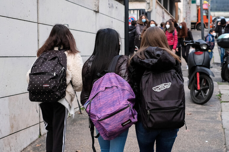 Alcuni alunni fuori da una scuola media (foto d 'archivio) - RIPRODUZIONE RISERVATA