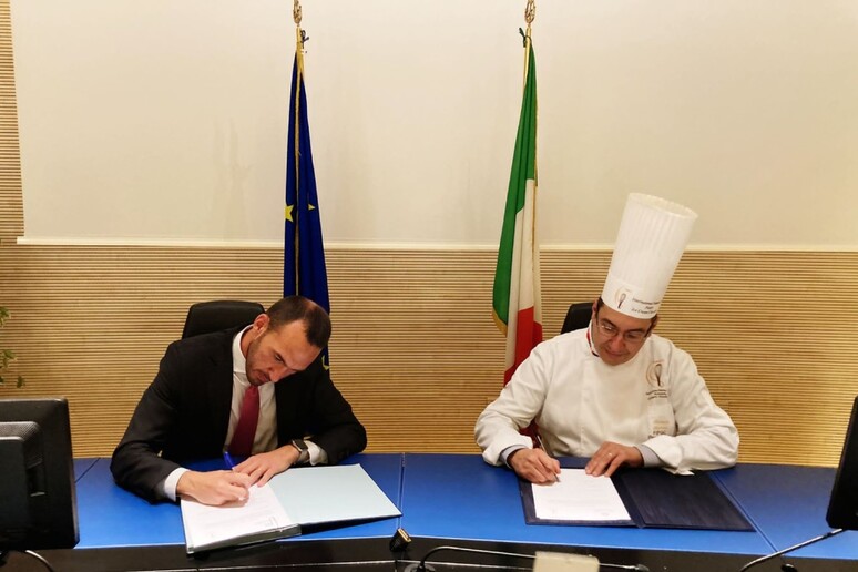 Il Sottosegretario agli Esteri, Manlio Di Stefano (sinistra), e il Presidente FIPGC, Roberto Lestani, alla firma del Protocollo d 'Intesa - RIPRODUZIONE RISERVATA