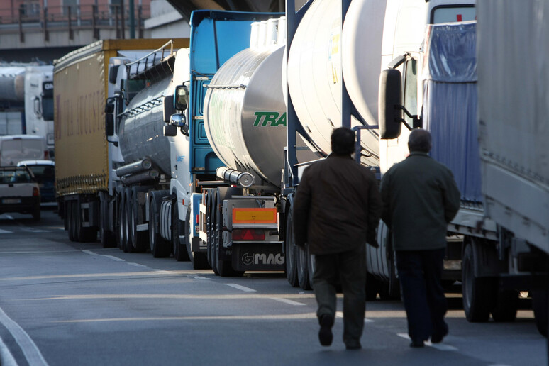 Tir in coda - RIPRODUZIONE RISERVATA