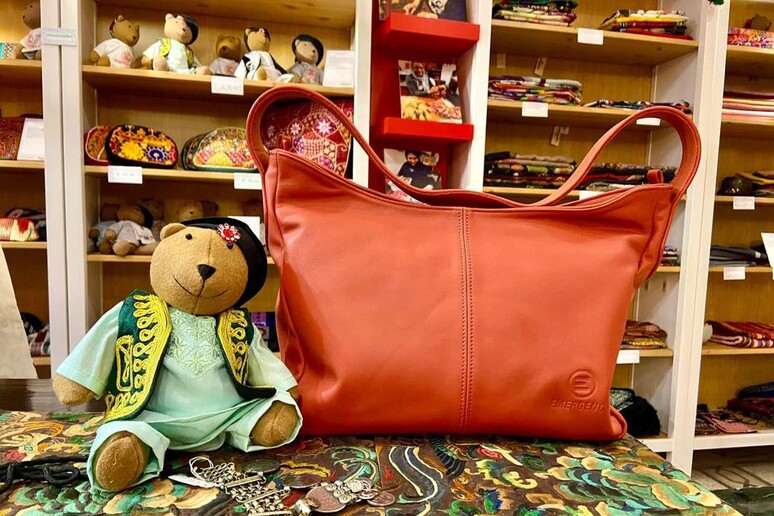 Il negozio di Natale di Emergency a Roma - RIPRODUZIONE RISERVATA