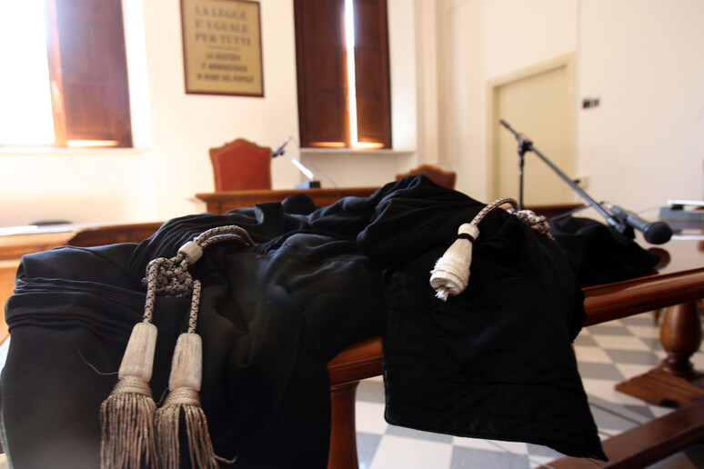 Una toga in un 'aula di giustizia - RIPRODUZIONE RISERVATA