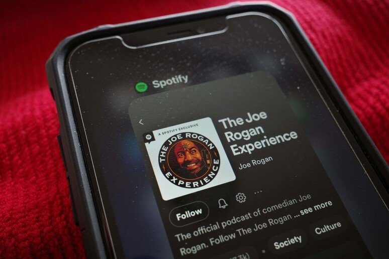 SPOTIFY: CEO CONDANNA ROGAN MA NON LO CACCIA © ANSA/AFP